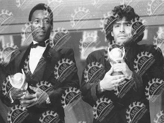 1987 - Diego Armando Maradona y Pelé con su trofeo como mejores jugadores del mundo